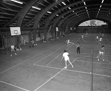 880756 Afbeelding van een tenniscursus die gegeven wordt in de oude veilinghal voor Groenten- en Vruchtenveilingen ...